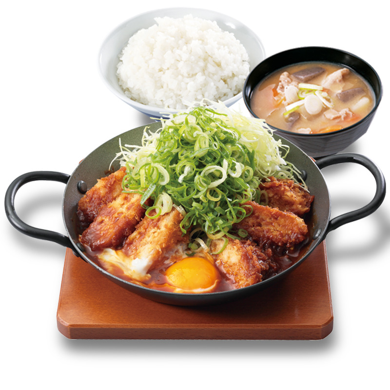 「鶏つくね味噌カツ鍋定食」690円(税込745円)