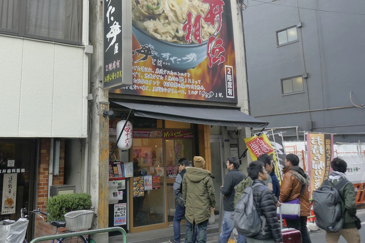 年末真っ只中の「伝説のすた丼屋　秋葉原店」は、街を行き交う人の多さに比例してお店も大賑わい