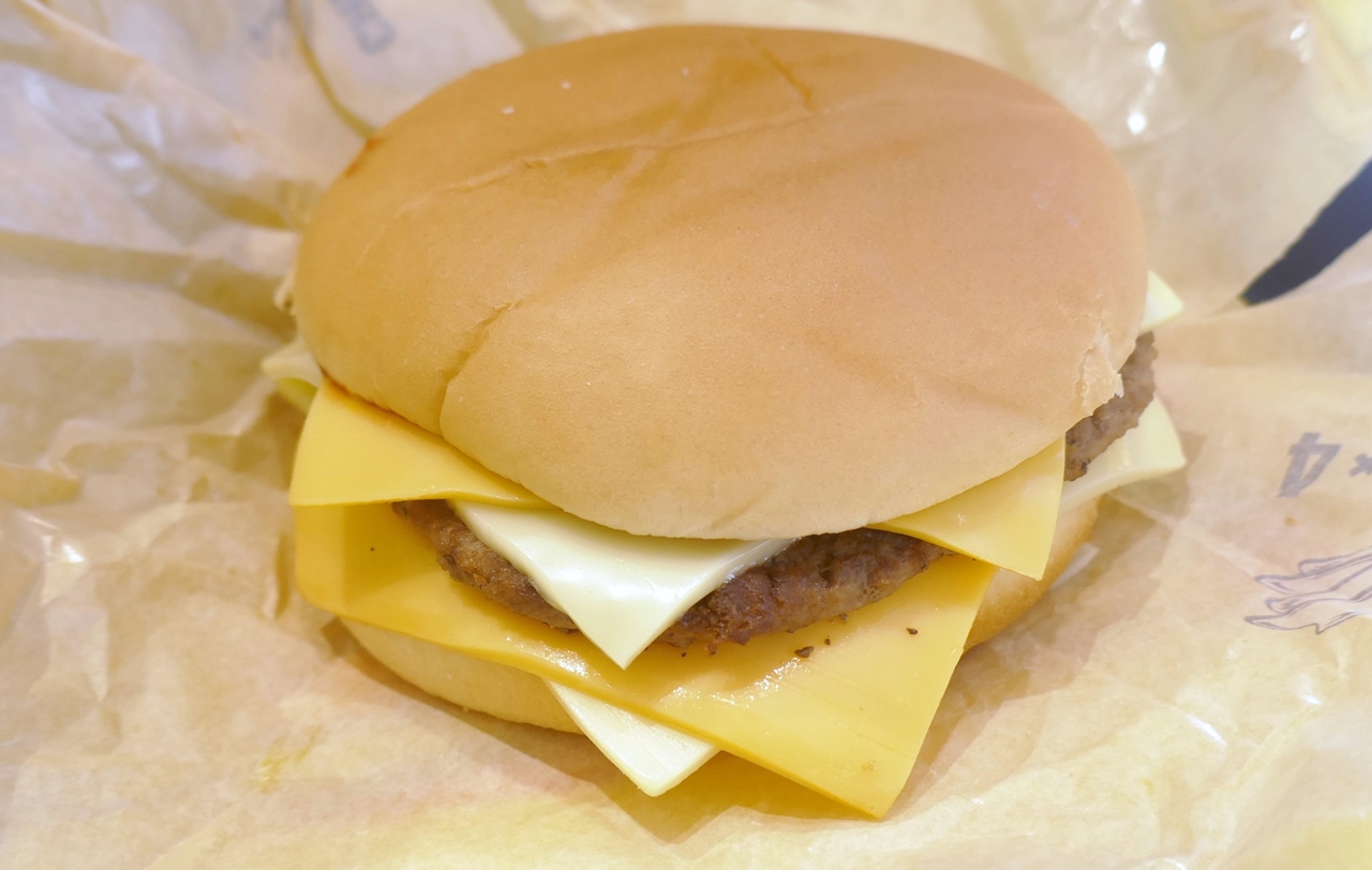 「チーズチーズダブルチーズバーガー」は、チェダーチーズ、ホワイトチェダーチーズを合計4枚使用！