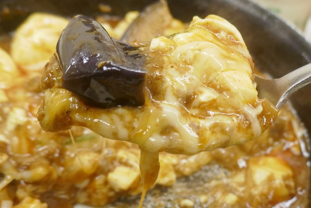 チーズin「四川風麻婆鍋」は、シンプルに「麻婆豆腐茄子」として食べた時の美味しさに加えて、チーズのミルキーな風味、塩気がダブルで効いてご飯が進むウマさに大変身！