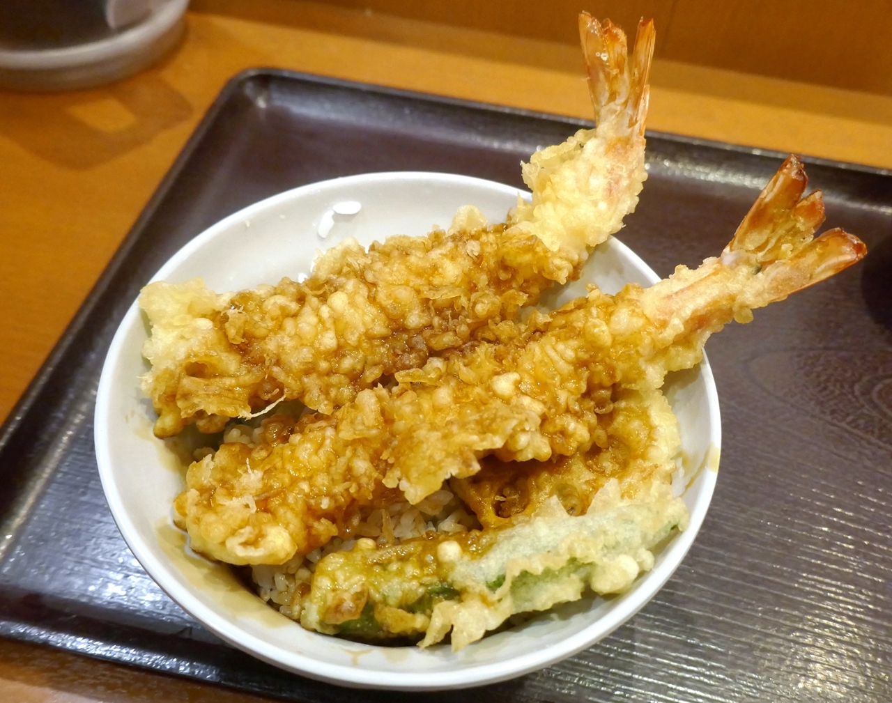 「ザ・天然車海老天丼」には、大きな車海老の天ぷらが2本入っています！