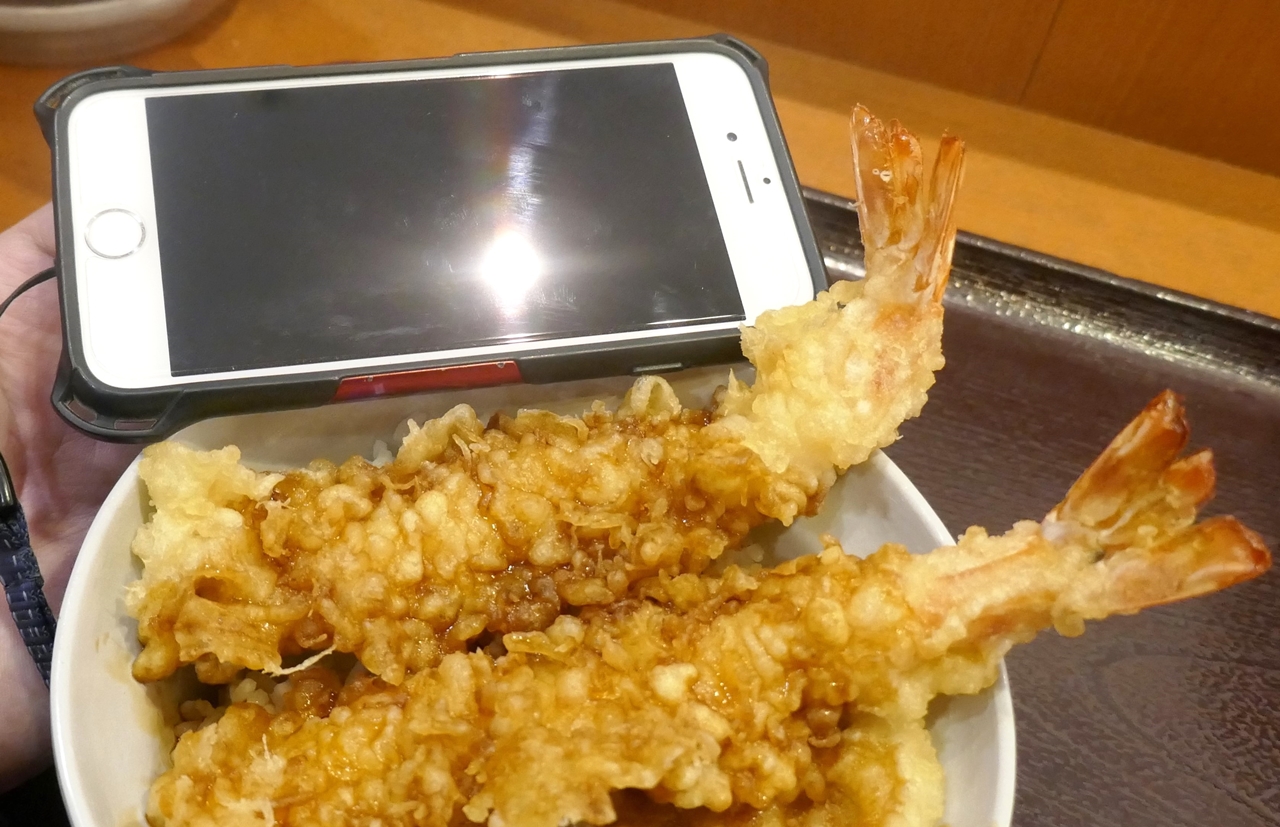 「ザ・天然車海老天丼」に入った車海老の天ぷらは、ケース付きの「iPhone 6s」よりも大きめ！