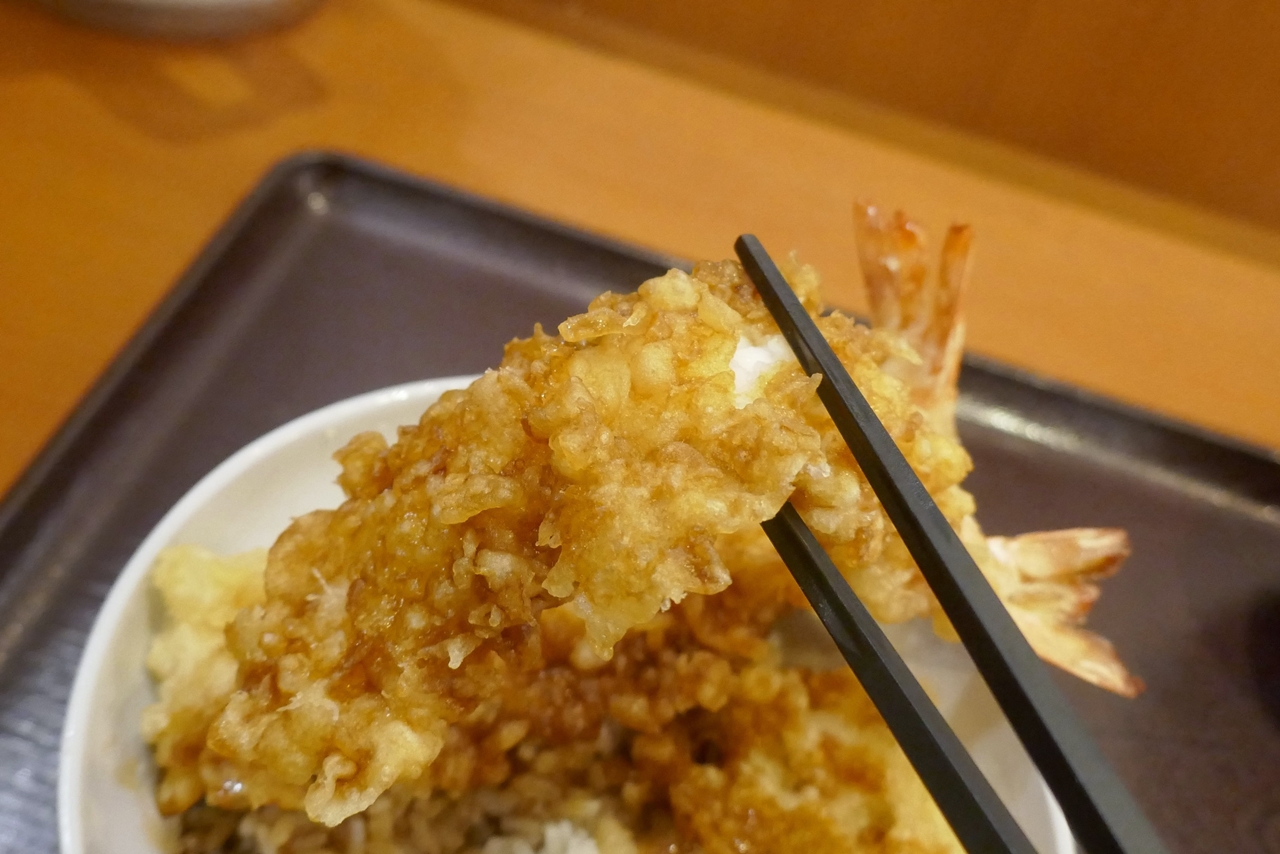 大きな天然車海老の天ぷらを勢いよく箸で持ち上げるとボキッと折れてしまうので注意！