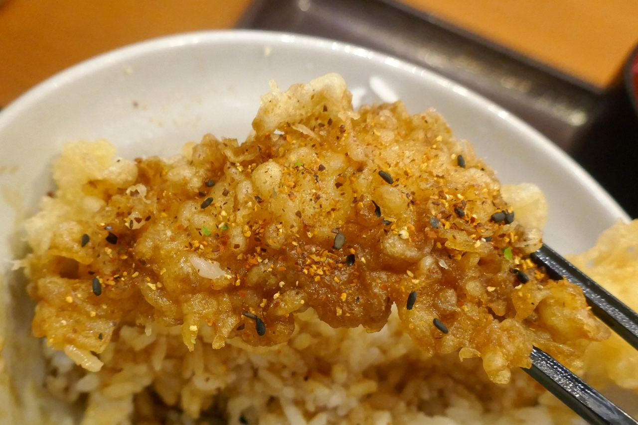 天然車海老の天ぷらに七味をプラス。唐辛子やごまの風味が効いてご飯が進みます！