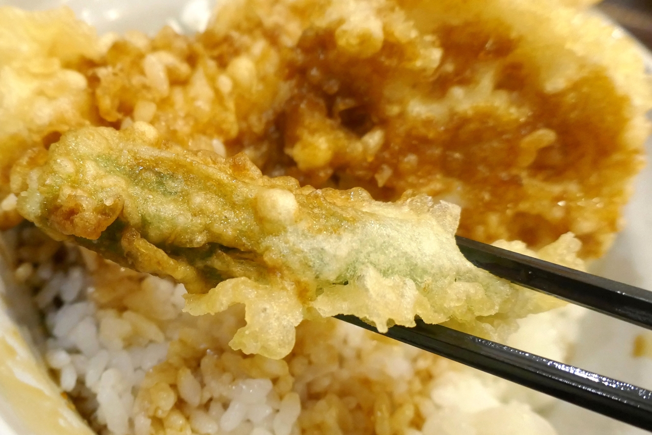 「おくら天」は天ぷら独特の油っこさよりも、おくら独特のみずみずしさが勝ってさっぱり！