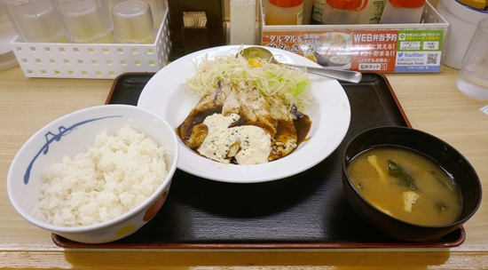 食レポ 松屋から 鶏タルささみステーキ定食 登場 さっぱり淡白なささみが 黒胡椒オイスターソース タルタルソースのｗソース仕様でご飯が進むウマさに ネタとぴ