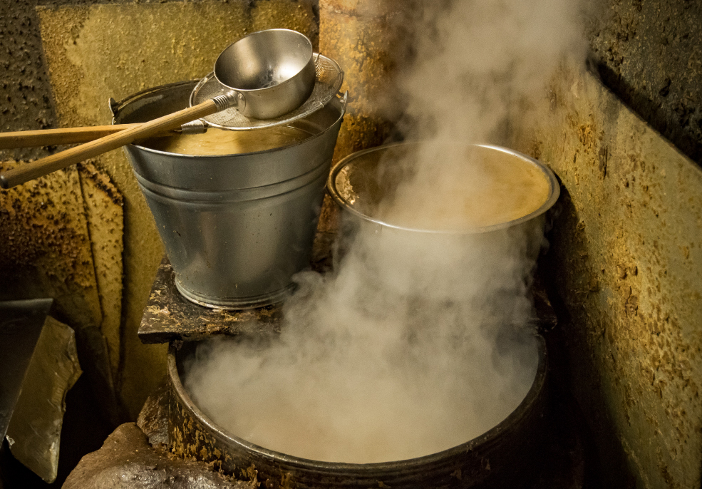 豚100％のスープは、高火力で絶えずかき混ぜながら、髄も骨も溶けるまで徹底的に煮出すことで旨味を濃縮