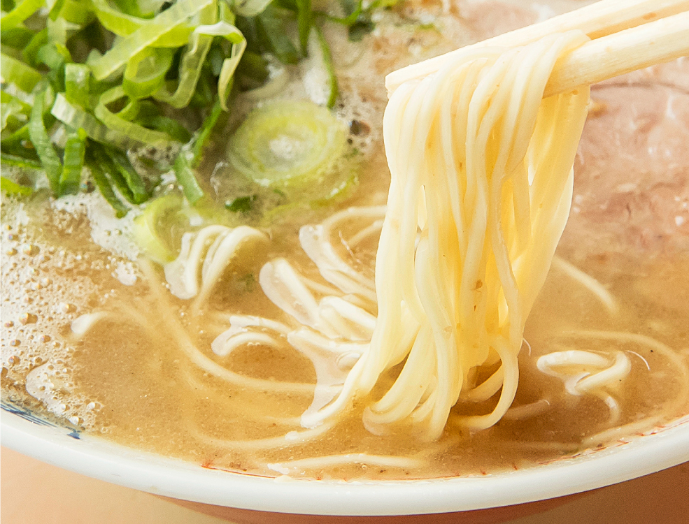 超濃厚なスープが平打ちの極細麺に良く絡みます