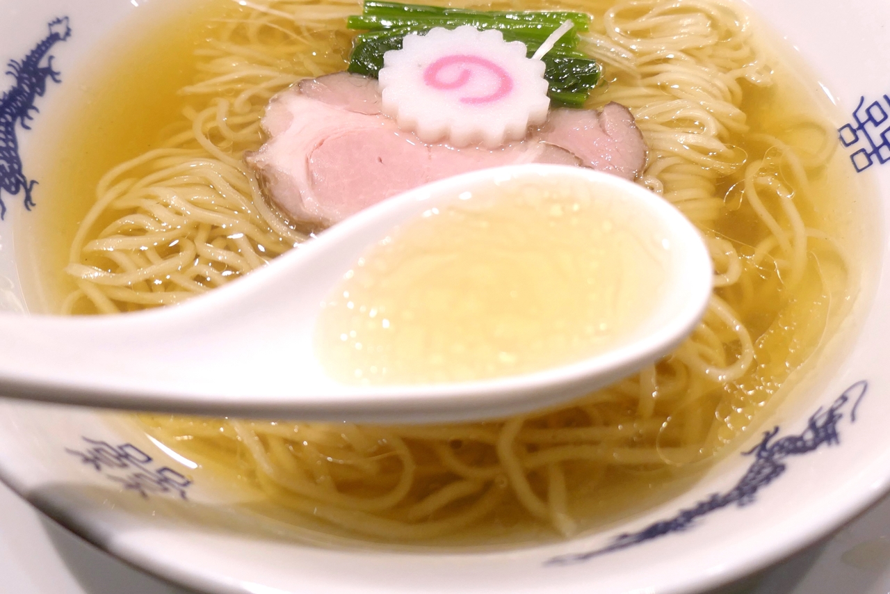 黄金色に輝くスープは動物＆魚介系の旨味が効いて旨味濃厚ながらも淡麗。塩気はマイルド