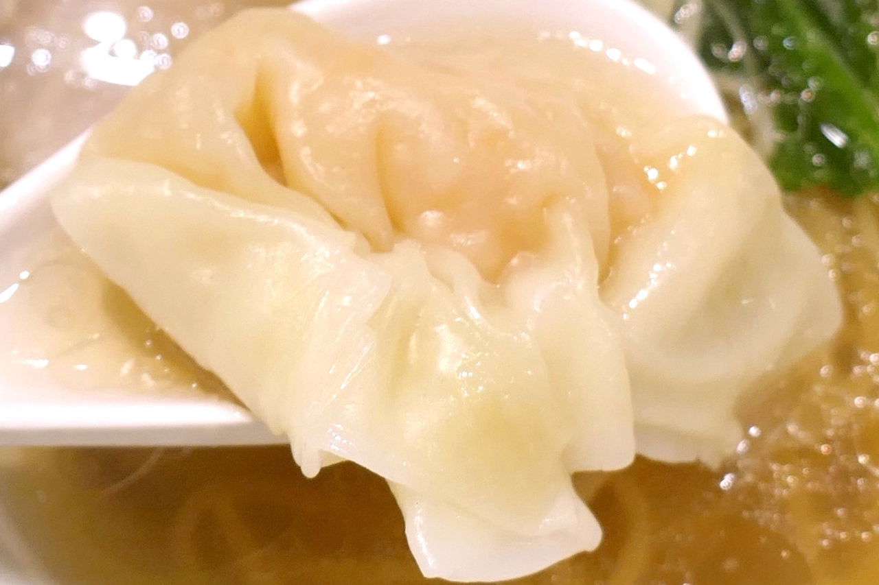 「皿ワンタン（海老）」は、海老の旨味と生姜の風味がワンタンの皮とラーメンスープに馴染んで激ウマ！
