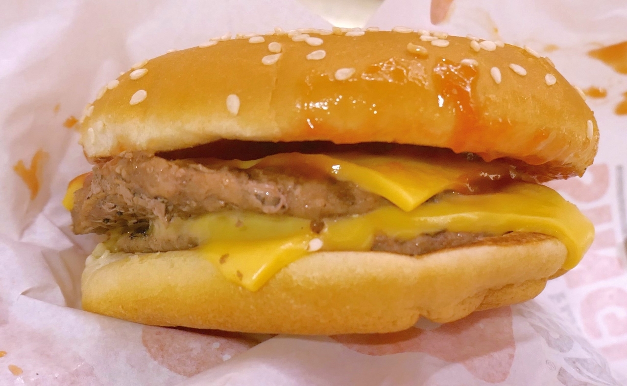 「ダブルチーズバーガー」は美味しさ満載ながら、あっという間に平らげられるボリューム感