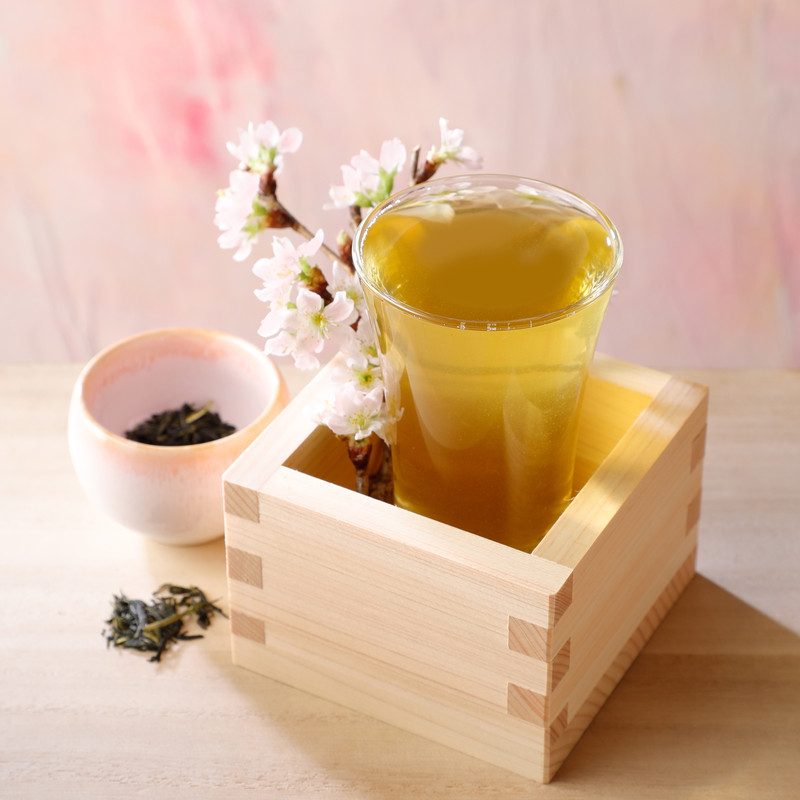 「さくらの小径」(税別1,200円)。中目黒の桜の開花をお祝いするビバレッジ。酒粕と1週間茶箱で寝かせて日本酒の香りをつけた玉露。深くまろやかな玉露の旨味とほんのりと広がる日本酒の香りが印象的な一杯。香りも楽しめるよう茶葉もそのまま添えられています。※玉露の香りづけに使用する酒粕にはアルコールが含まれます