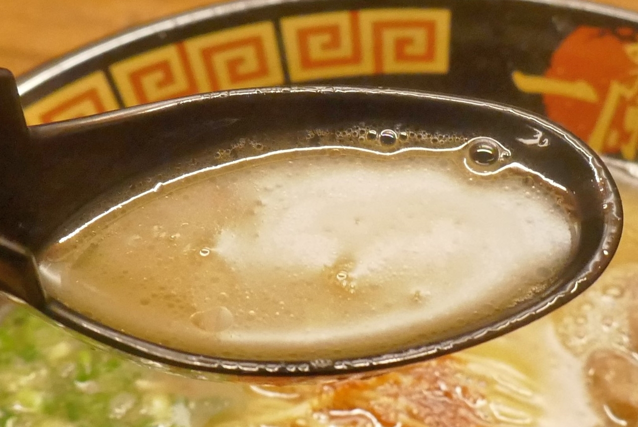 鶏の風味が立ったスープは旨味が力強く感じられるものの、後味が軽やかで「天然とんこつラーメン」の豚骨ベースのスープとは別物な味わいな印象！