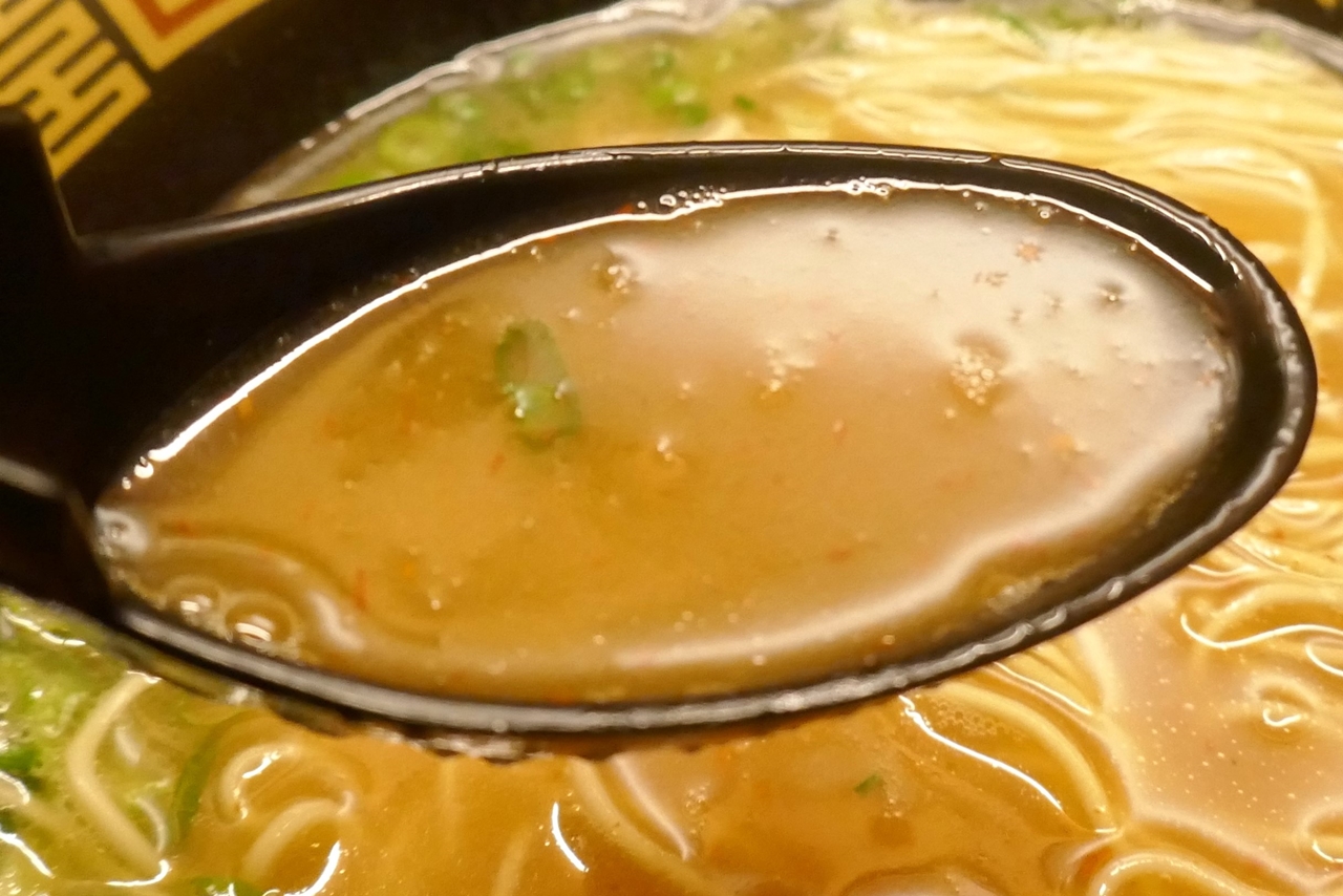 刺激的な辛味が効いた赤い秘伝のたれを溶かし込むことで、スープの風味が締まって「天然とんこつラーメン」風の美味しさに変身！