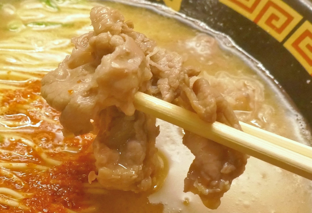牛丼のお肉のように柔らかく甘みを帯びた牛弥郎は、スープともしっかりと馴染む上にチャーシュー以上の旨味が効いて激ウマ！