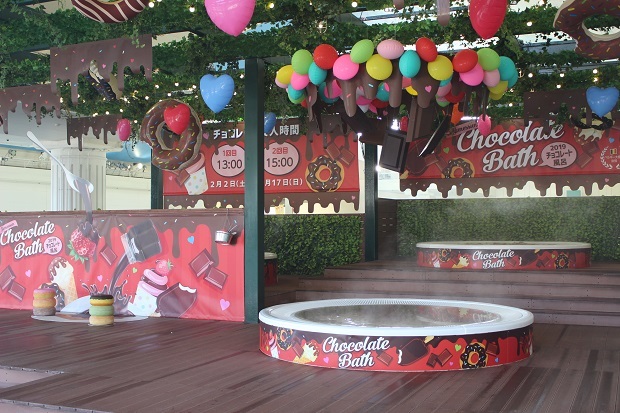 チョコえもんが チョコレート風呂 を盛り上げる 箱根小涌園ユネッサンに明日9日 土 初登場 耳の下に入ったら幸せになれる ネタとぴ
