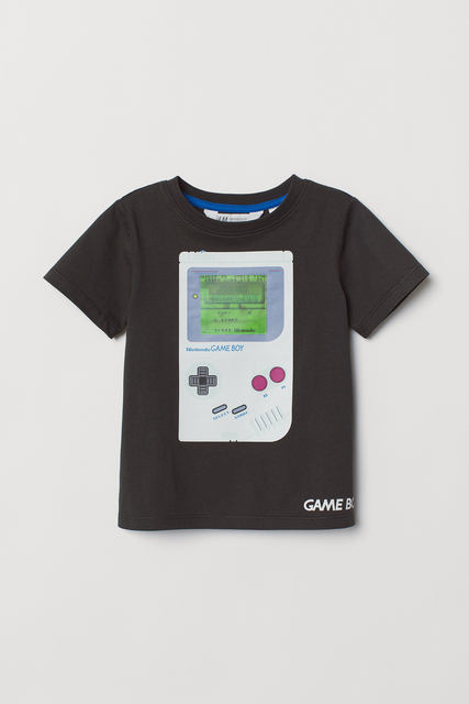 ゲームボーイの画面が動くtシャツが登場 H Mが ゲームボーイ Tシャツを販売 レンチキュラーで見る角度で画面が変わる ネタとぴ