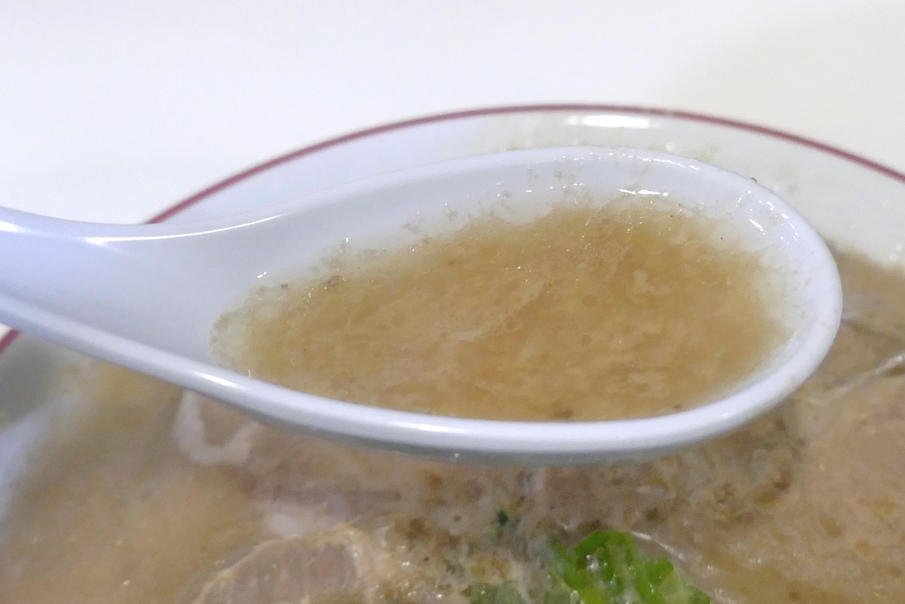 とんこつ独特の旨味が濃厚で美味しいスープは熱々。臭みや味のクセがなく最高にウマー！