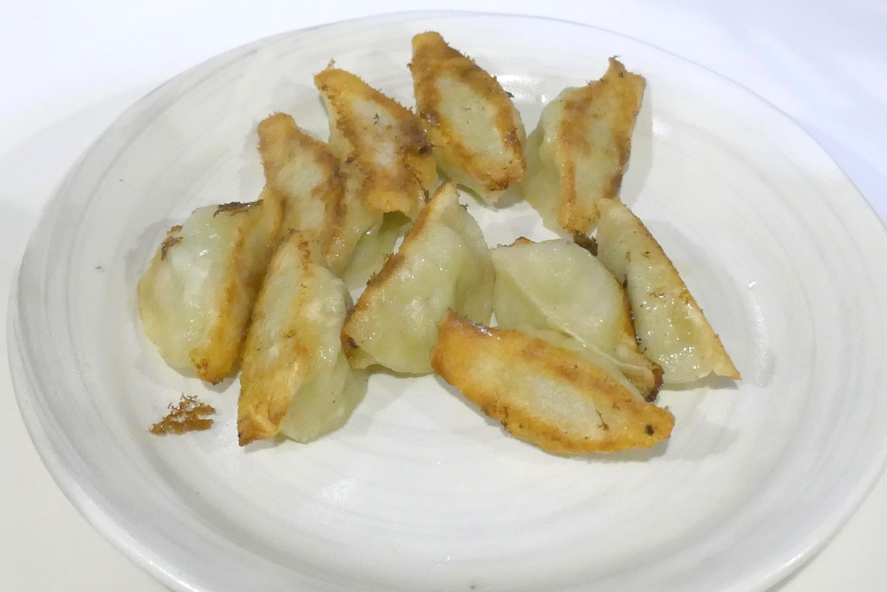 「八ちゃんラーメン」の「一口餃子」は、過去に食べてみた色々なお店の「博多一口餃子」と比べてメチャ小さめサイズ