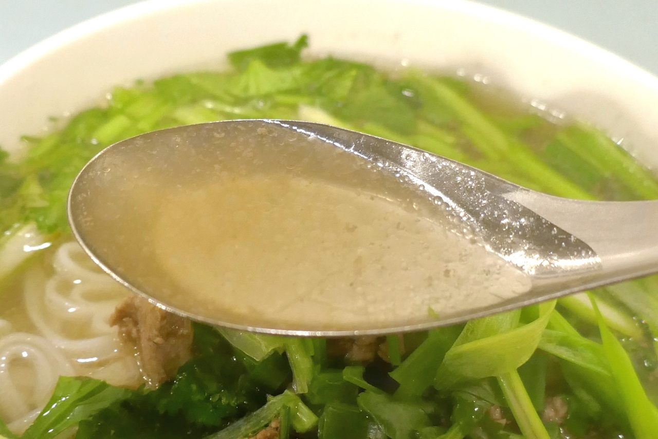 透明感も上々な牛スープは、塩気も薄く淡麗な風味ながらも、飲むたびに牛独特の旨味が効いて素直にウマい！