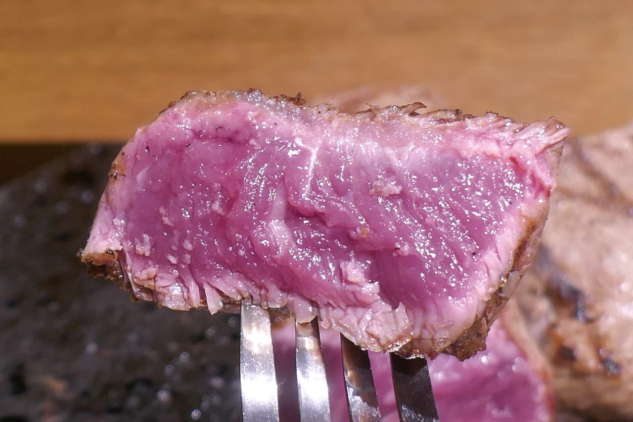 ミディアムレアな焼き加減の「松ステーキ」は、「みすじ」独特の柔らかな食感、レア焼きのお肉独特のフレッシュ感が最高！
