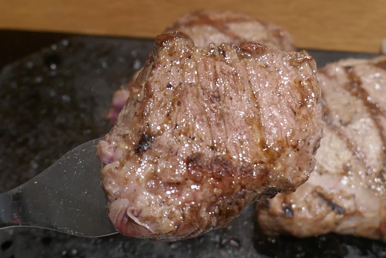 溶岩岩プレートの熱を利用して芯まで火を通した「松ステーキ」は、お肉の柔らかさ、旨味、ジューシー感がともにレベルアップ！
