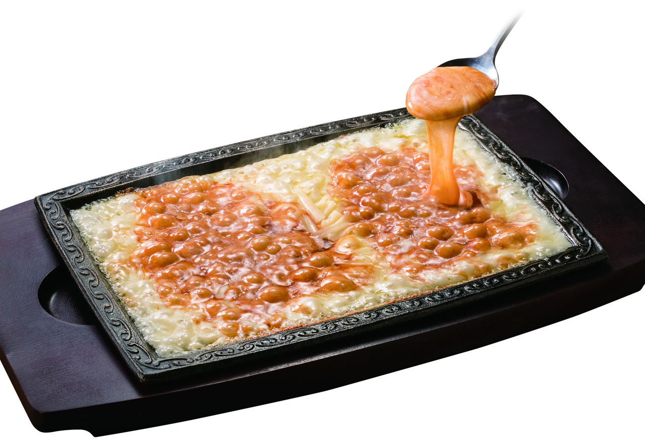 鉄板で提供する熱々のチーズソース「たっぷりチーズ単品」299円（税別）で、食べ放題のサラダバー料理をチーズまみれにして楽しむのもおススメ
