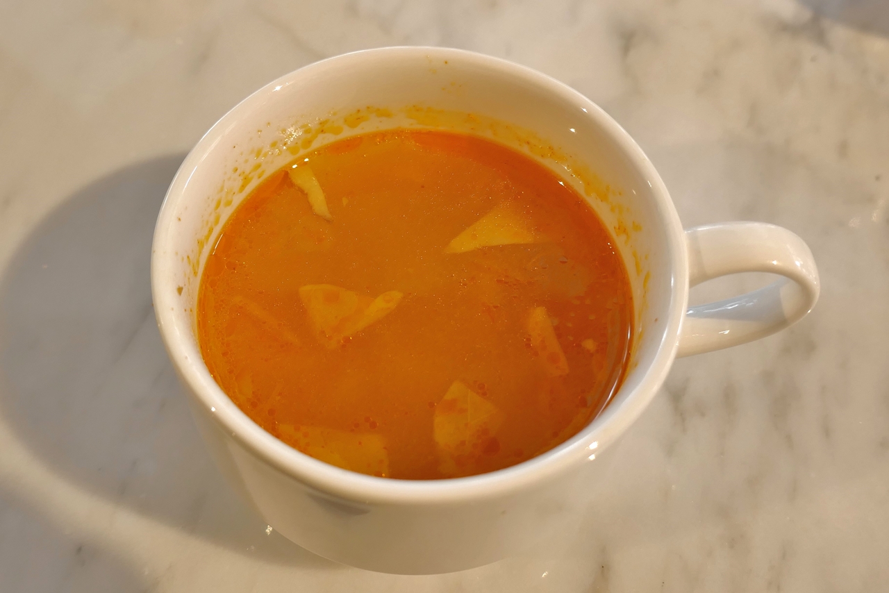 酸味と旨味のバランスがグッドな上に具だくさんなスープをごくり！