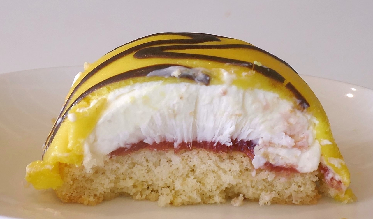 「イースター　クリームケーキ」は、ピカチュウカラーのクリーム、ミルクシャーベット、いちごジャム、スポンジ生地の4層構造！