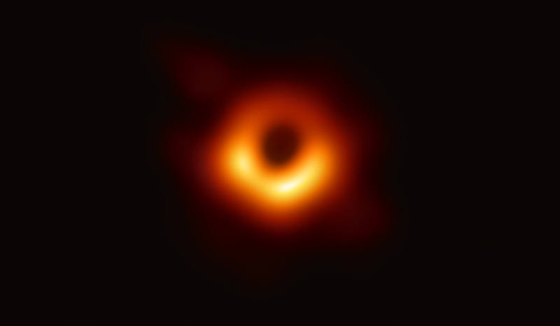 ベント・ホライズン・テレスコープで撮影された、銀河M87中心の巨大ブラックホールシャドウ。リング状の明るい部分の大きさはおよそ42マイクロ秒角で、月面に置いた野球のボールを地球から見た時の大きさに相当(Credit: EHT Collaboration)