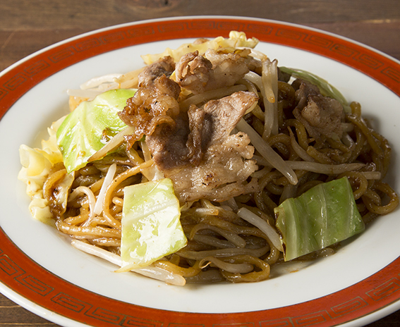 もちもちの太麺に豚肉と野菜を加えて炒めた「チャーメン」は横浜のソウルフード