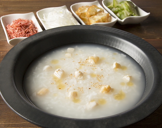 中華街で人気の「中華粥」は鶏ダシと塩のシンプルな味わい。好みのトッピングをのせて