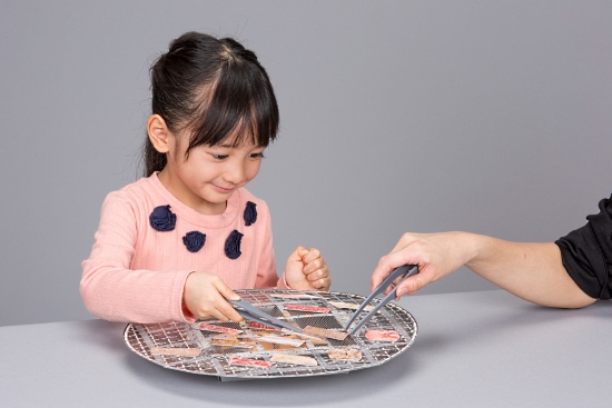 小学館の幼児雑誌 幼稚園 と 牛角 がコラボ 4 30 火 発売の6月号に 本物そっくりのゲームふろく やきにくリバーシ が登場 ネタとぴ 小学館の幼児雑誌 幼稚園 と 牛角 がコラボ 4 30 火 発売の6月号に 本物そっくりのゲームふろく やきにくリバーシ が登場 ネタとぴ