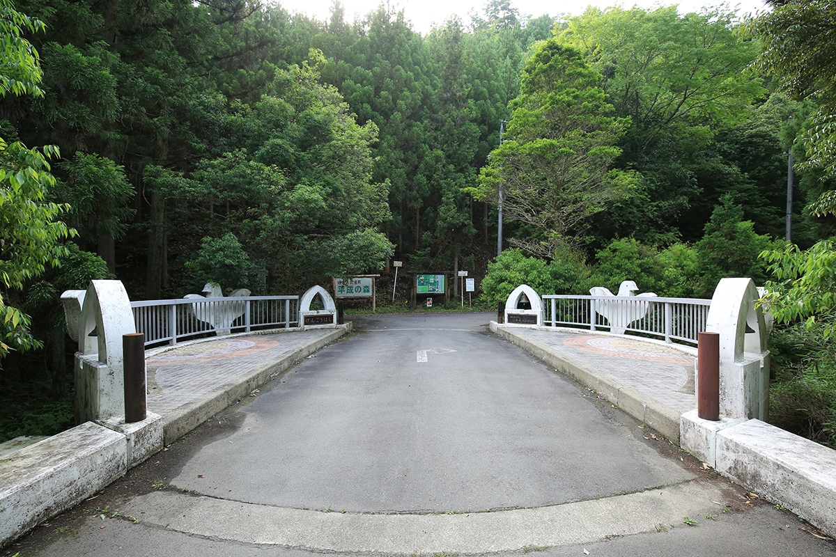 平成最後の空気を採取する岐阜県の元号橋