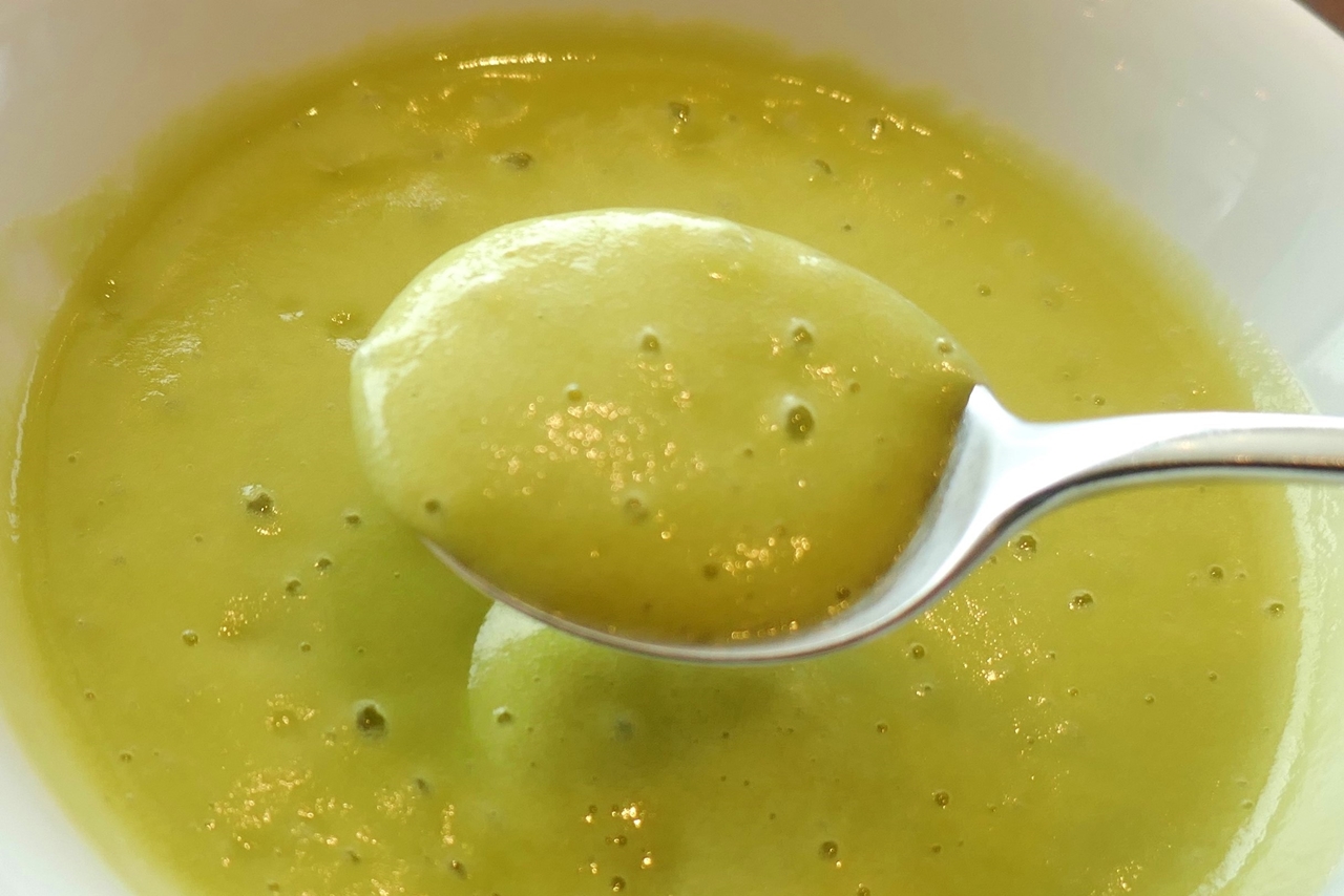 「グリンピースのポタージュスープ」は、ふんわりと泡だった舌触りとともに、グリンピース独特の香りとコクが効いて個性的なウマさ！