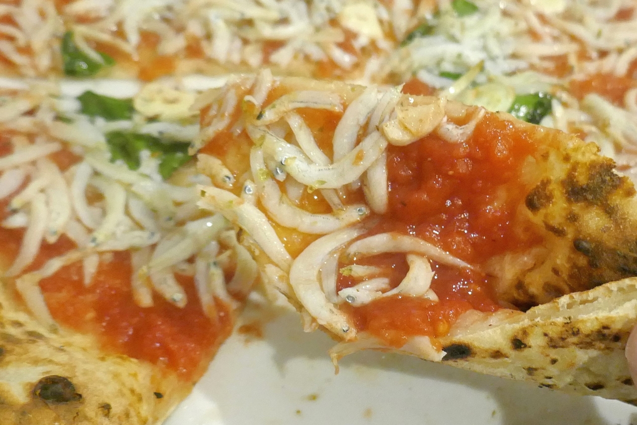 「チチニエッリ」は、ナポリスタイルなピッツァ生地の美味しさはもちろんのこと、トマトソース、オレガノ、にんにく、しらすがバランス良く馴染んで素直にウマー！
