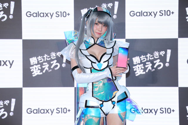 えなこさんがかわいセクシーすぎる Galaxy特製コスプレ を初披露 白基調のショーパン バックに大きなプリズムカラーのリボンをつけたデザイン 写真17枚 ネタとぴ