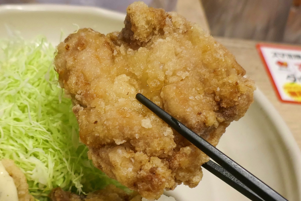 素のままな「若鶏竜田」は、カリカリとした衣の食感とともに鶏肉のジューシーさが感じられるものの、下味はかなり薄め！