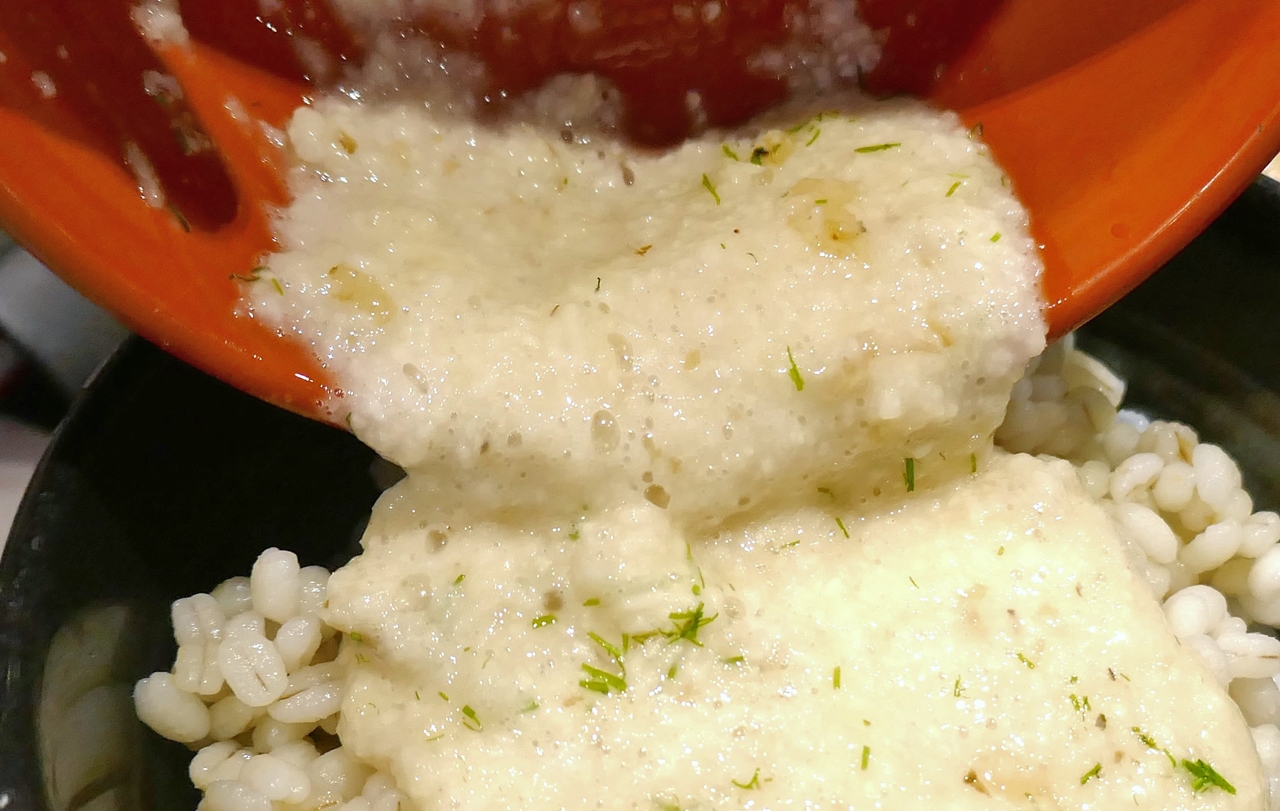 麦飯を食べる前に出汁色に染まるすりおろした長芋を麦飯の上に投下！