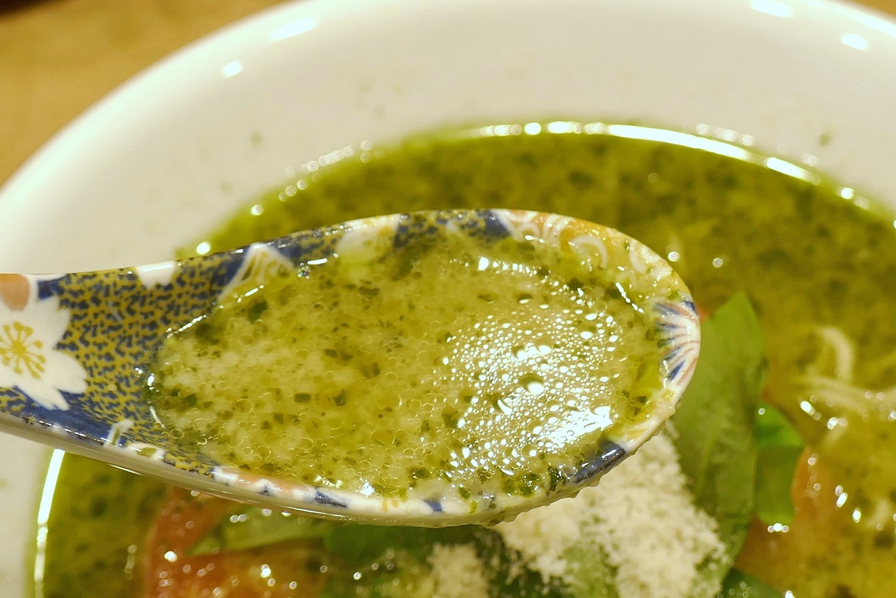 グリーンな豚骨スープは脂っこさ0＆豚骨独特の旨味が感じられ、チーズやバジルの風味が加わってイタリアンなウマさ！