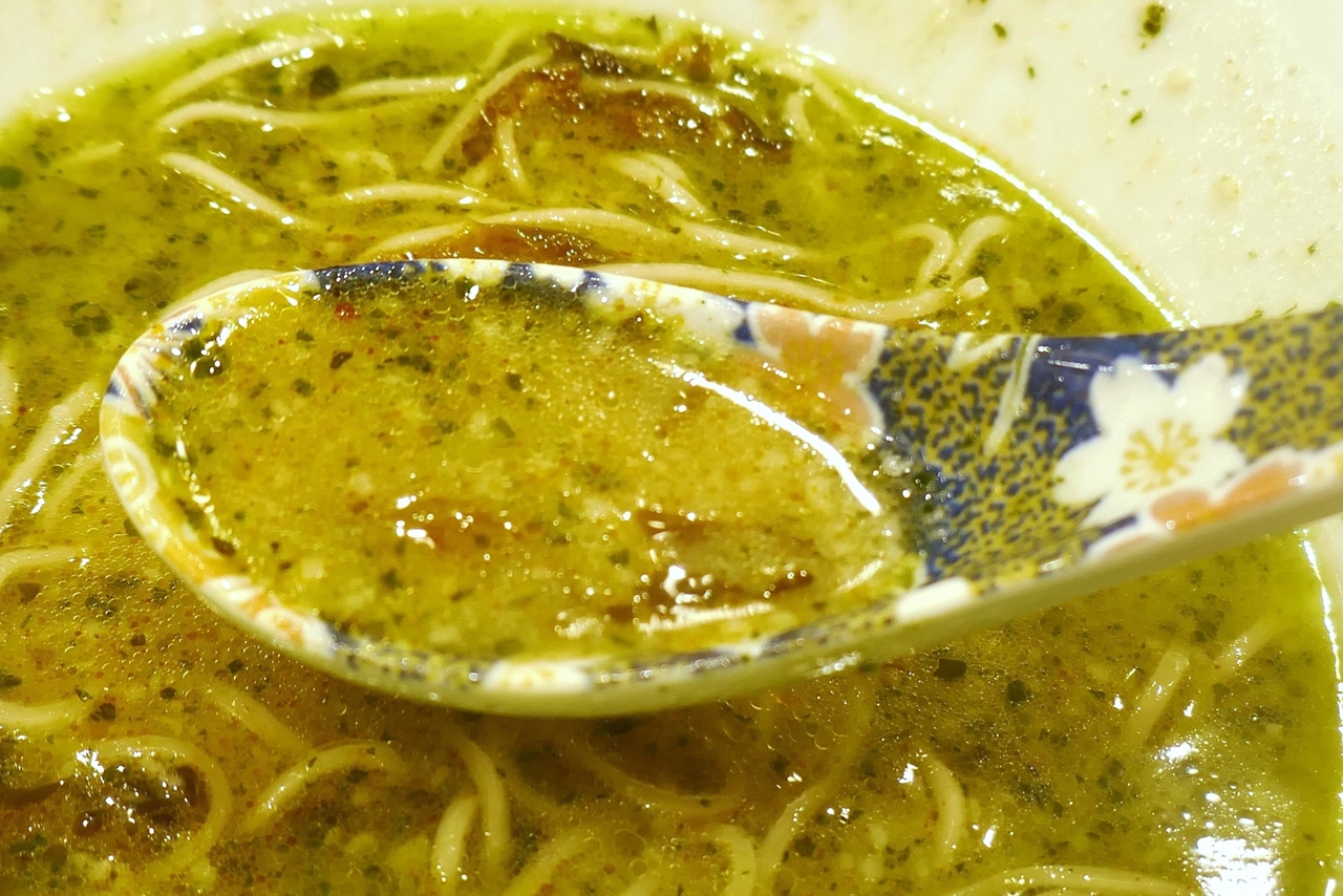 辛子高菜独特の辛味が加わってスープが一気にラーメンらしいジャンク感がマシマシ！