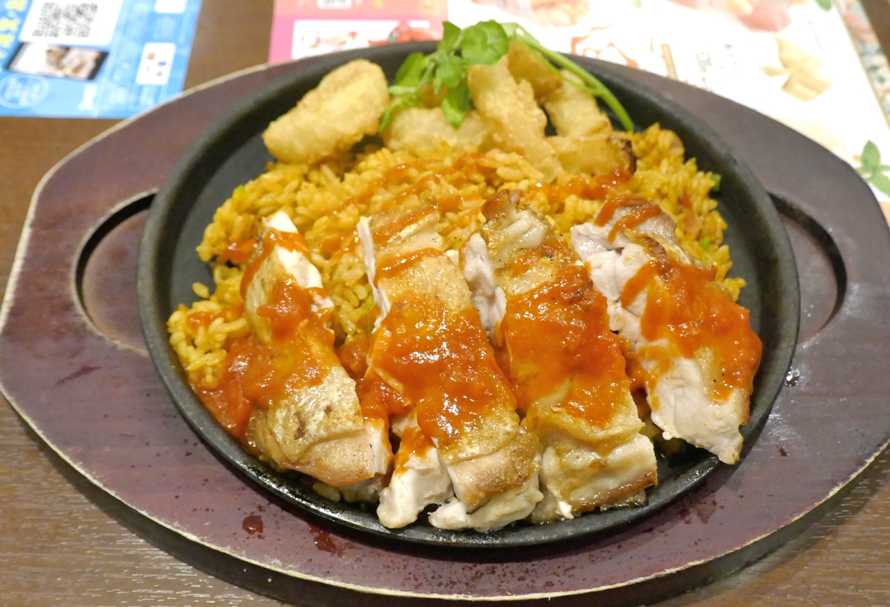 昭和に登場した「チキンジャンバラヤ」は食欲をそそるジャンク感があり、今見ても古臭さを感じないビジュアル