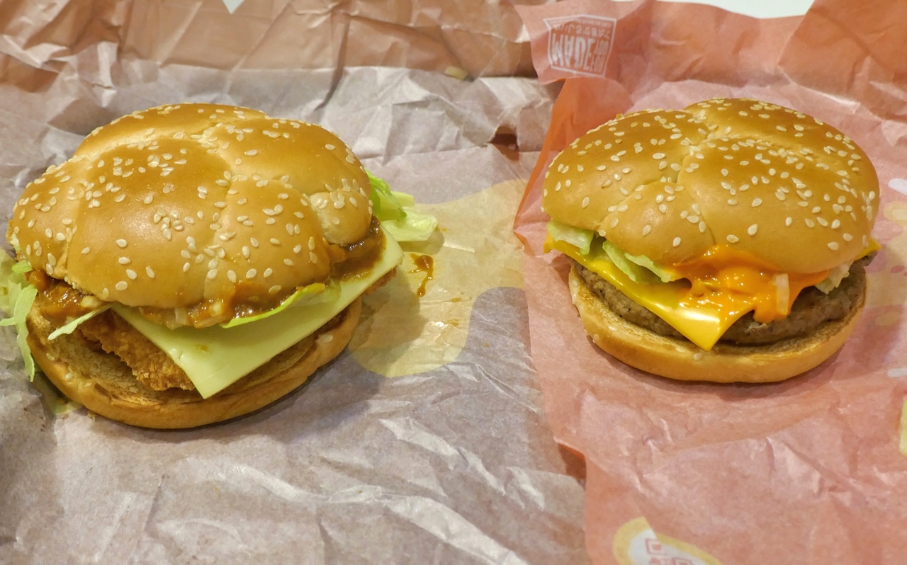 紙袋を剥がした状態で2つのハンバーガーの姿を比較すると、「マイルド　カレーチキン」の方が分厚く重量感があります！