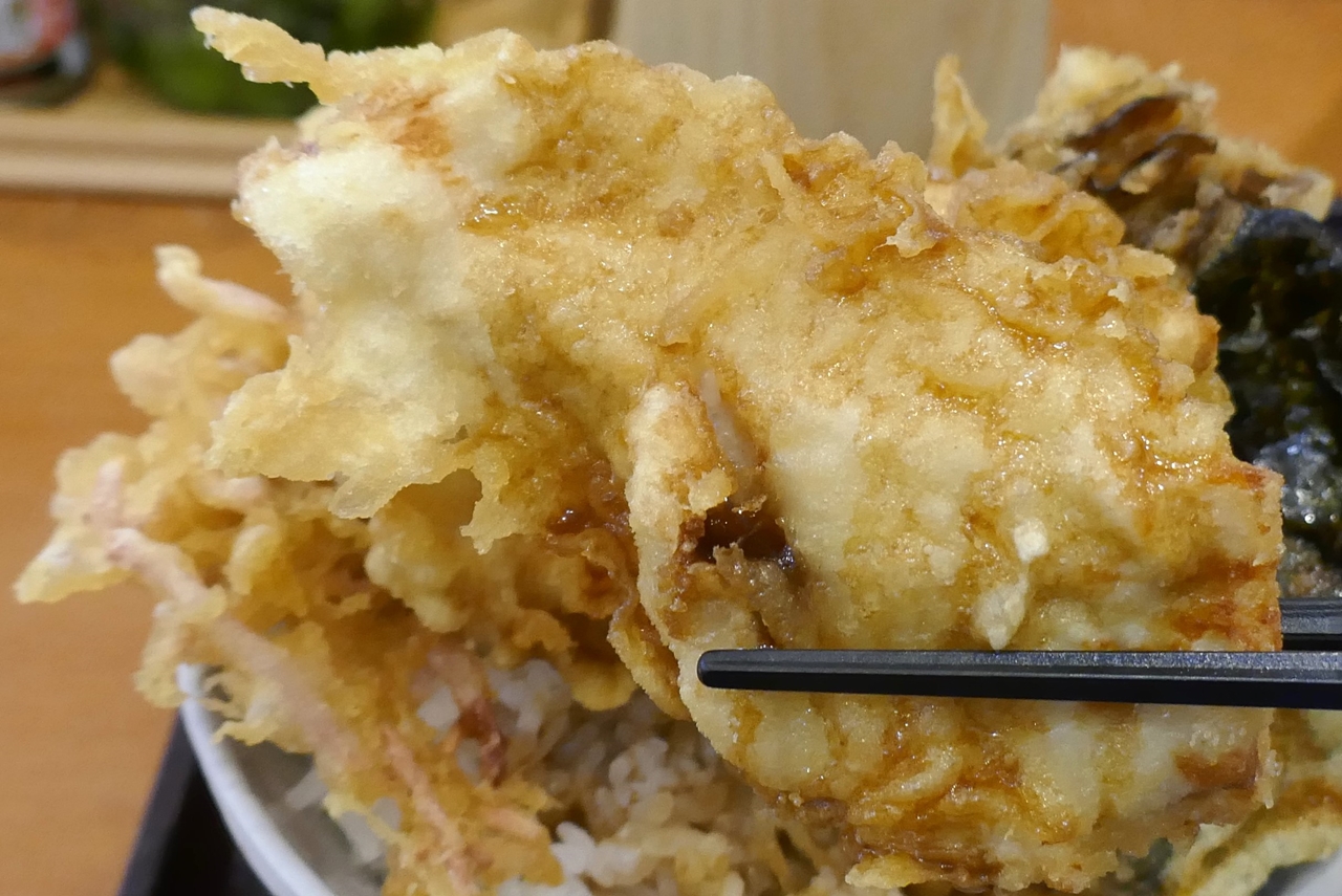 「阿波尾鶏　鶏天」は、衣のカリッとした食感、大きくジューシーな阿波尾鶏の旨さ、天つゆの甘じょっぱさが合わさって飯がススム旨さ！