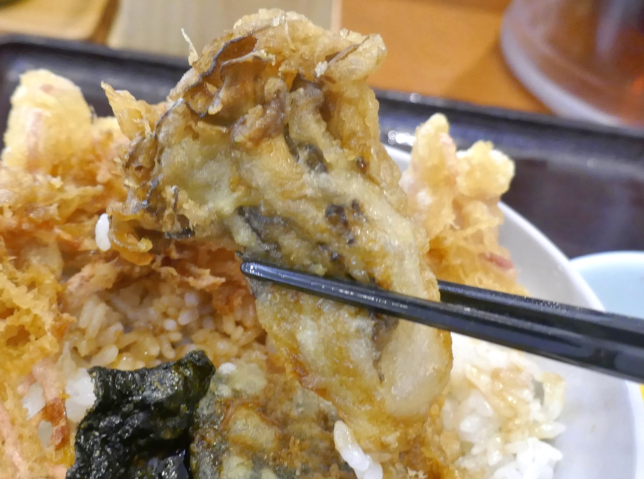 「舞茸天」は、天ぷらのオイリー感はそのままに、みずみずしさ満点の舞茸の風味が効いて油っこさ0！