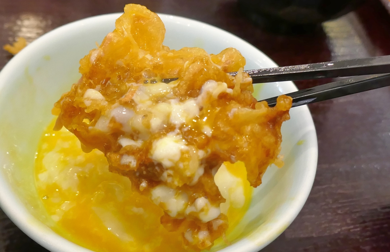 酢の酸味と生姜の刺激的な辛味が効いた「紅生姜天」も、黄身と白身の風味がバランス良く効いた「半熟玉子」とマッチ！