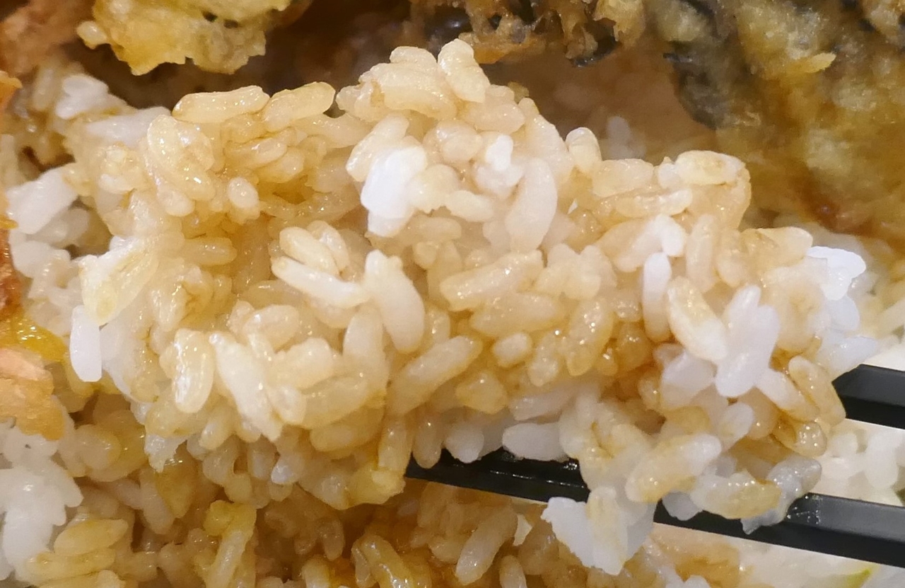 ご飯には甘じょっぱい天つゆの風味が効いて美味しく、天ぷらが無くとも天つゆの風味だけで飯が進みます！