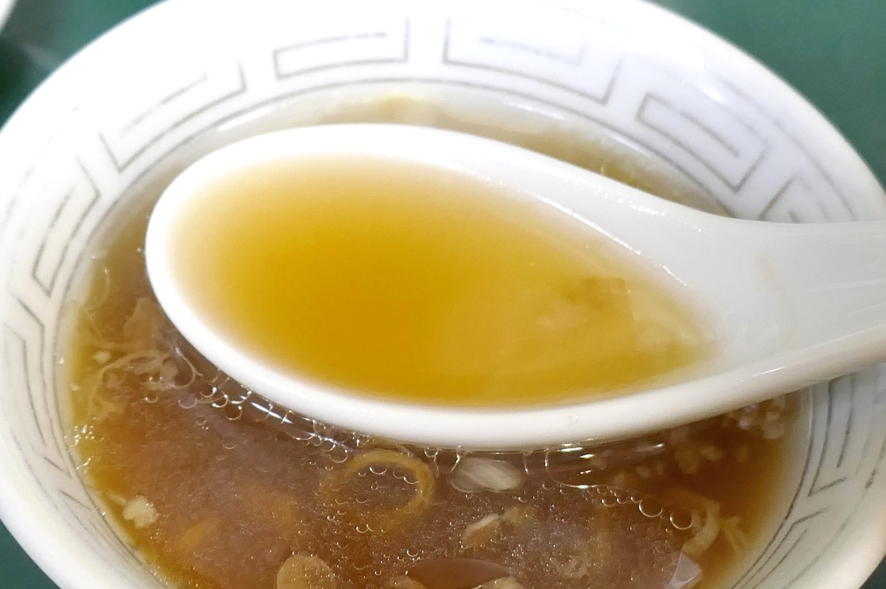 セットされたスープは熱々かつ淡麗な醤油スープで、甘さが立った「ジャジャンメン」にマッチ！