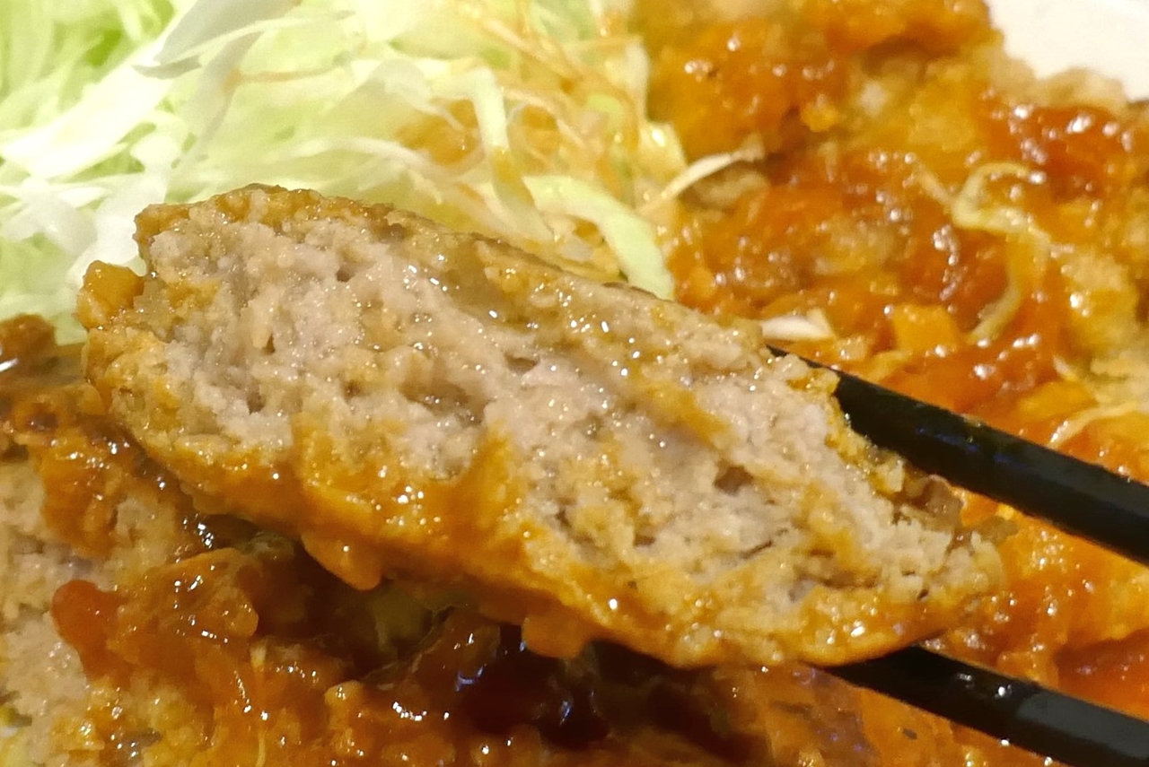 濃厚ミートハンバーグは肉汁たっぷりな上に、胡椒の風味が効いて刺激的！