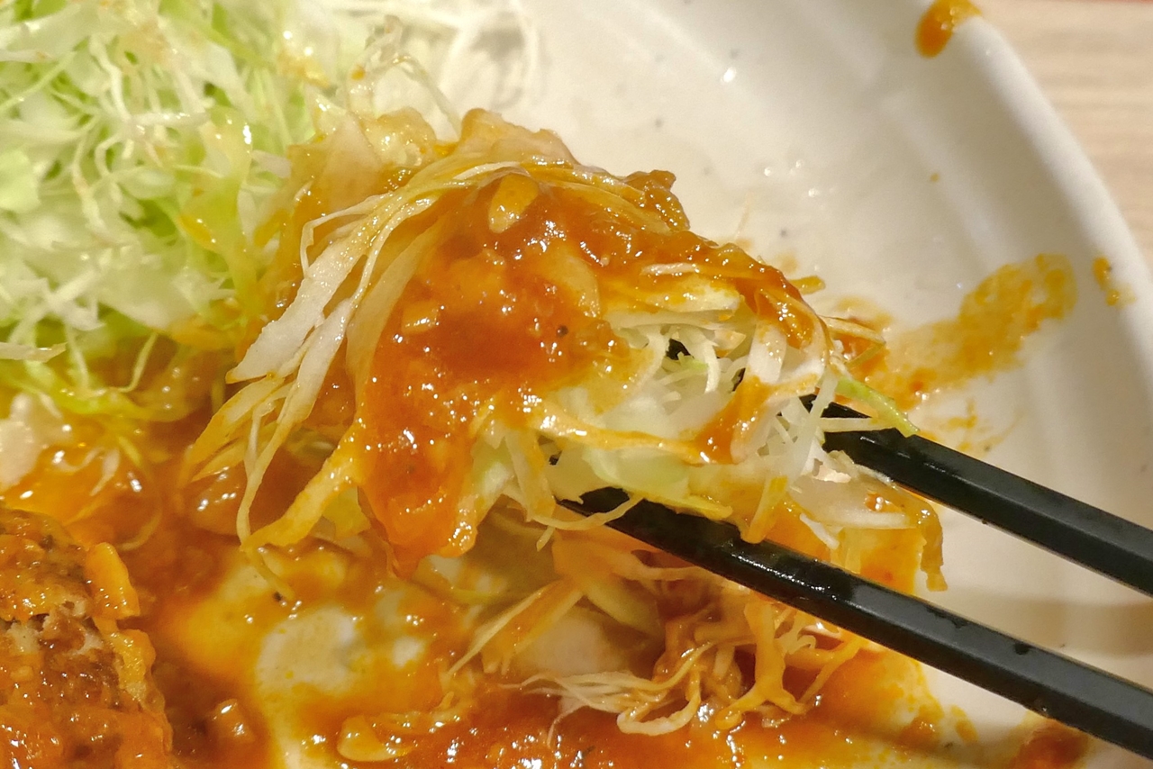 竜田揚げと濃厚ミートハンバーグを美味しく進化させたチリソースは、生野菜サラダすらご飯のおかずに変えるパワーがあります！